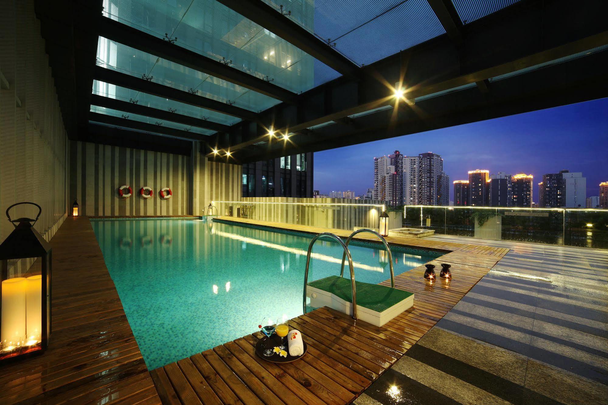 Rhombus Park Aura Chengdu Hotel Bagian luar foto